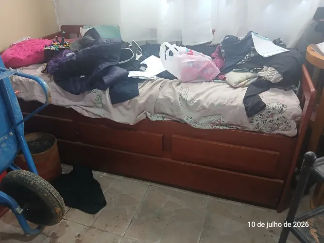 Vendo bicama madeira maciça com 1 colchão ortopédico, cama auxiliar e 3 gavetas
