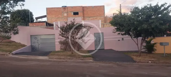 CASA DE ESQUINA À VENDA ESPAÇO, CONFORTO E SEGURANÇA!Se você procura uma casa com boa dis