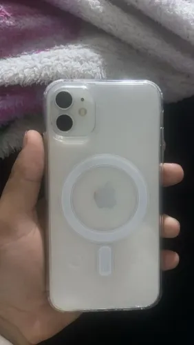 iPhone está em ótimo estado porém tem uma mancha na parte de baixo mas não interfere em na