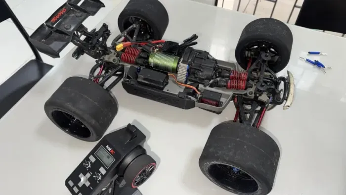 TRAXXAS EREVO 1/10 SEM RADIO
