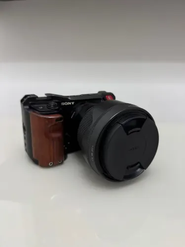 Câmera Sony a6300 e Lente Sigma 16mm.