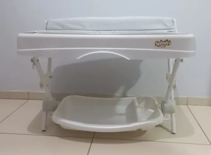 Banheira com suporte e trocador da marca Burigotto, modelo Splash+.