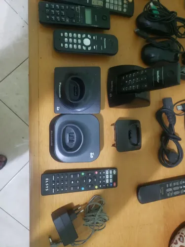 Telefone, carregador, cabos e outros