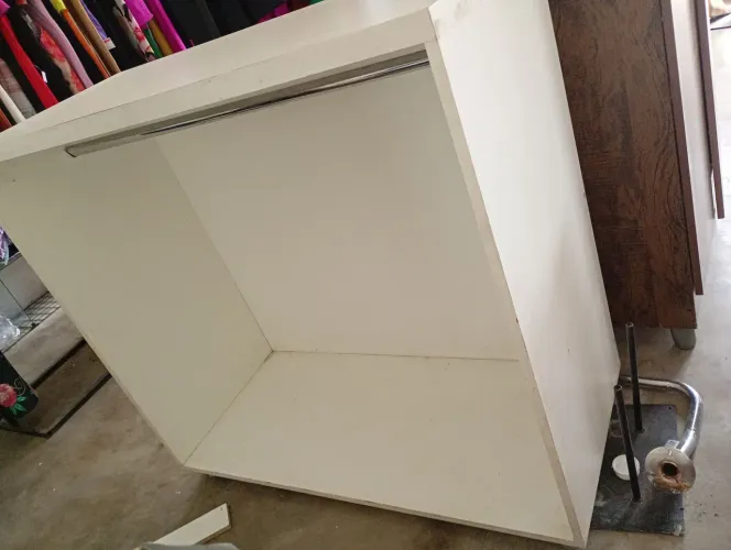 Mesa para loja de roupas com cabideiro mes