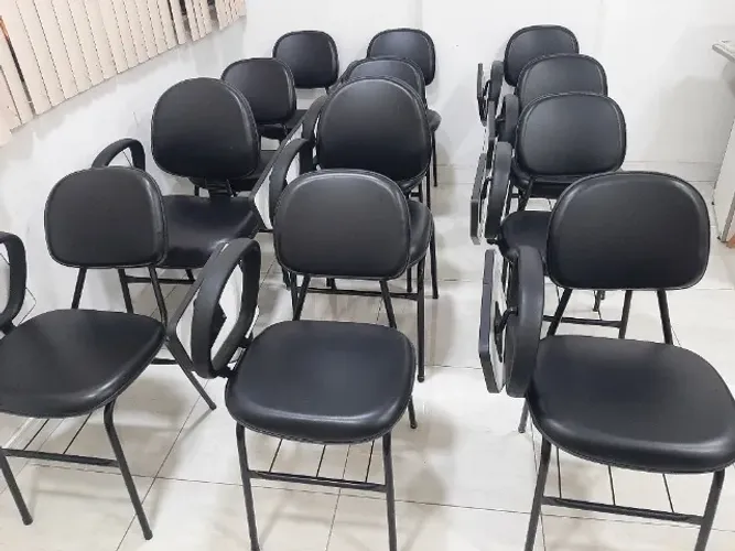 Kit completo para montar sala de aula/curso - 12 cadeiras retrateis + balcão + quadro