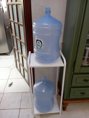 movel com duas bombonas de agua