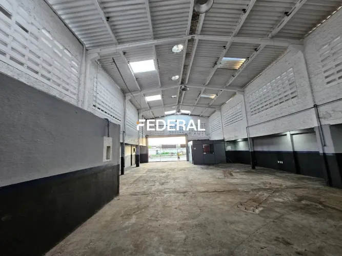 Galpão para alugar com 600m², 4 escritórios e 6 vagas de garagens - Ipsep