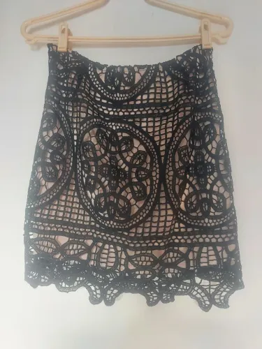 Saia Mini Renda Guipir Preta - Tamanho M (Nova/Nunca Usada)