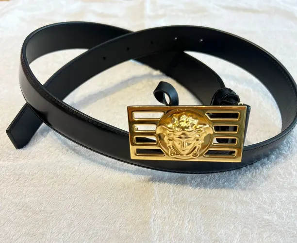 cinto de couro preto da marca italiana de luxo Versace.