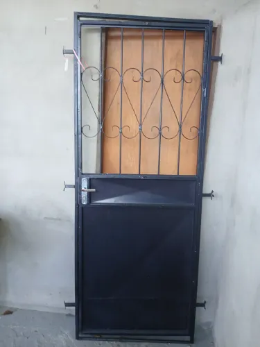 Vendo um portão de ferro com janelas de vi