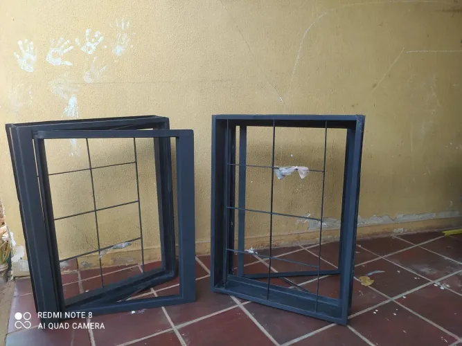 Vendo 2 janelas maxim-ar grade quadriculada 0.60x0.80, sem uso.