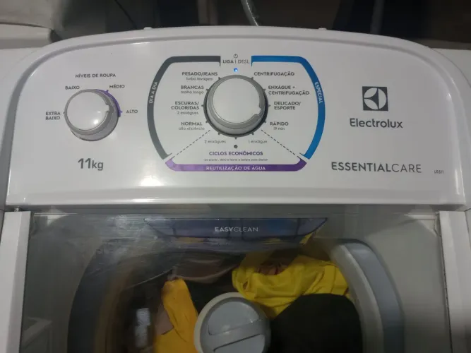 Vendo essa máquina de lavar roupa Eletrolux 11kg funcionando perfeitamente pegou usou
