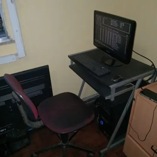 Computador COMPLETO com mesa e cadeira.