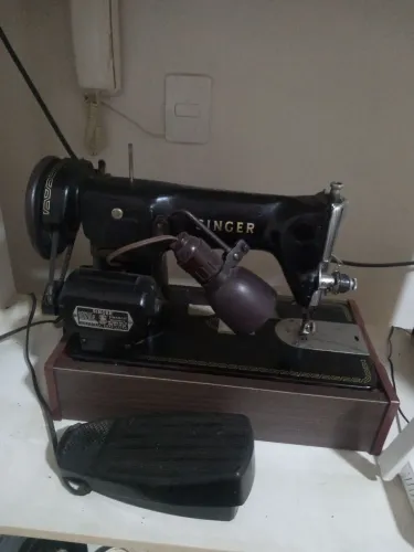 Vendo máquina de costura 15C Singer com lâmpada e motor c/ garantia preço R$ 400,00 
