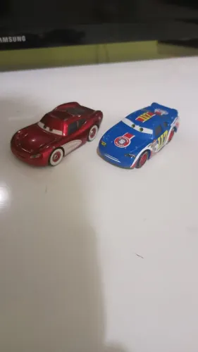 Lote dois carrinhos filme carros Disney McQueen e corredor copa pistão #117