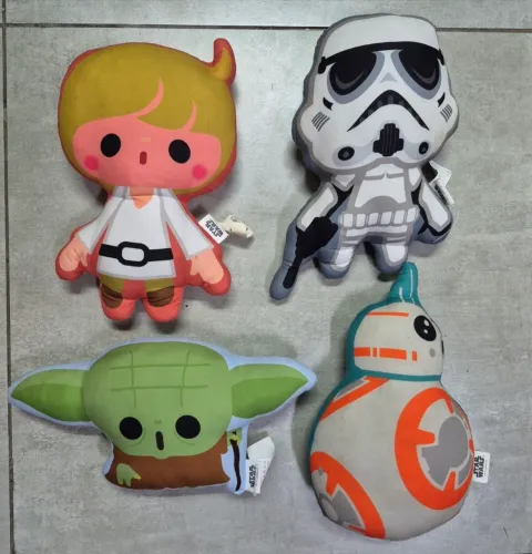 STAR WARS LOTE 4 ALMOFADAS OFICIAIS COM ETUWTAS DE ORIGINALDIFADE incui tbm a de papel 
