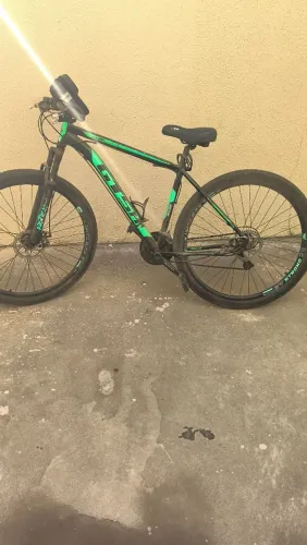 Bicicleta GTS Aro 29 Preta e Verde - Freio a Disco e Suspensão