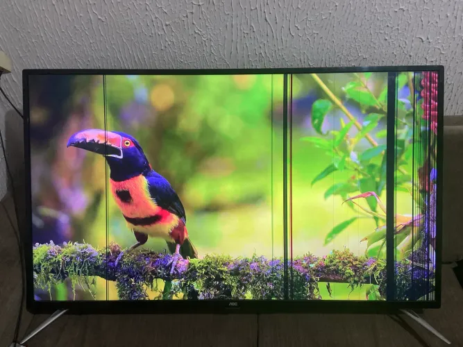 Vendo Smart TV AOC de 50 polegadas com defeito na tela (nunca levada pra conserto)