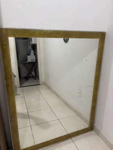 Vende-se Espelho grande com moldura metálica dourada - Estilo industrial/vintage