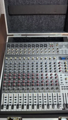 Mesa de Som Behringer XENYX X2442FX + Hard Case