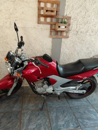 MUITO CONSERVADA, ÚNICO DONO, USADA SÓ PRA PASSEIOS. PNEUS, BATERIA TUDO NOVO.