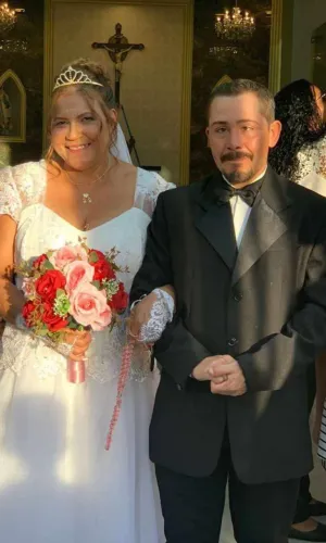 Estou vendendo,ou troco por celular esse vestido é muito bonito trabalhado com lantejolas