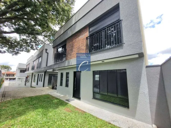 Sobrado à venda no bairro São Braz em Curitiba, com 3 dormitórios, sendo 1 suíte, 2 vagas