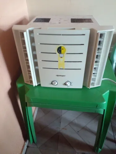Ar de janela 220 Springer gelando bem