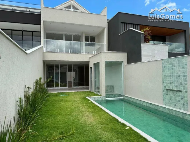 CASA TRIPLEX COM 5 QUARTOS SENDO 5 SUÍTES NO CONDOMÍNIO RIO MAR NA BARRA DA TIJUCA .