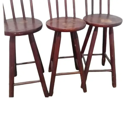 3 Banquetas altas com encosto de madeira<br>R$ 180,00