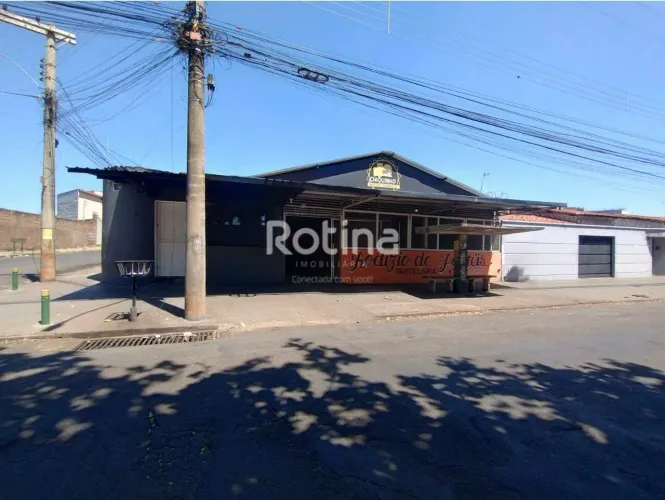 Casa residencial à venda em Uberlândia (Bairro Granada) | 3 quartos (1 suíte) | 6 vagas |