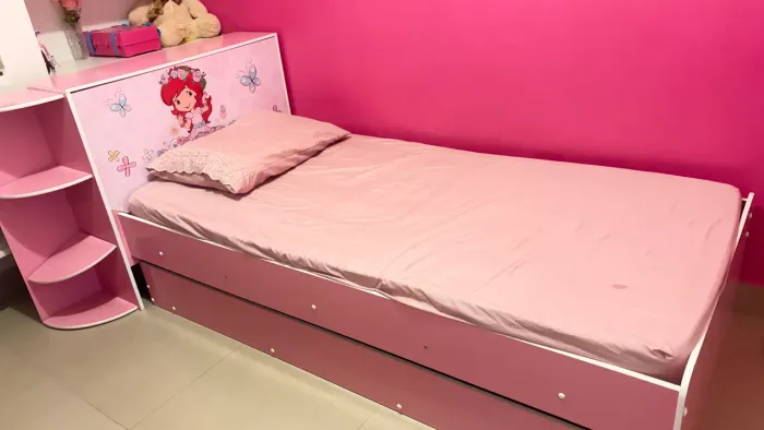 CAMA SOLTEIRO INFANTIL MORANGUNHO COM BAÚ E CAMA AUXILIAR  + CRIADO MUDO + 1 COLCHÃO ORTOB
