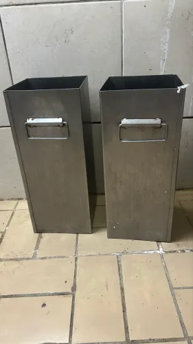 Vendo 2 lixeira inox sem tampa
