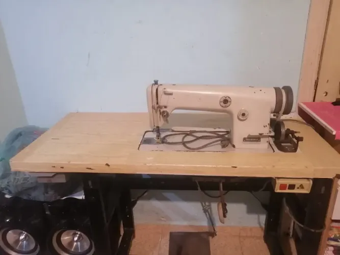 Máquina de costura reta