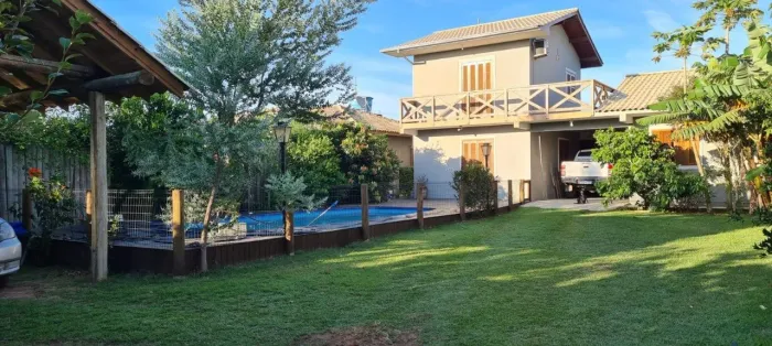 Duas casas à venda, terreno de 450m² com piscina.