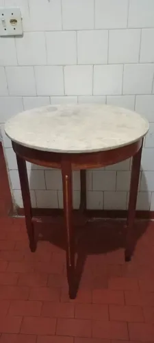Mesa de Canto de Sala com Tampo de Mármore