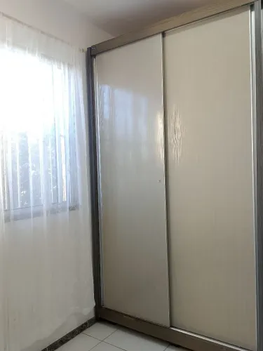 Vendo guarda-roupa semi-novo todo perfeito em MDF