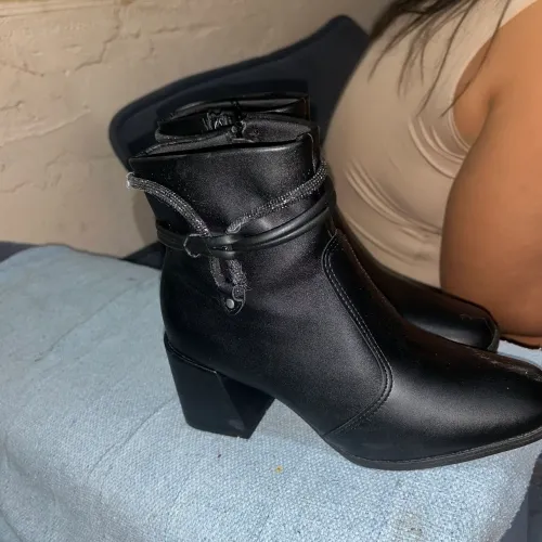 Bota da marca Moleca