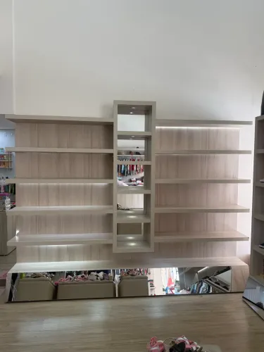 VENDE-SE MOBILIÁRIO COMPLETO DE LOJA INFANTIl E INSTAGRAM