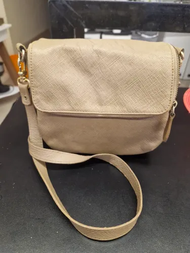 Bolsa tamanho médio  tiracolo em couro