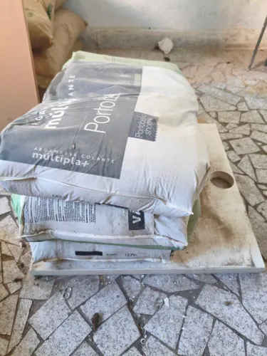 4 sacos de argamassa Portobello cinza ac3