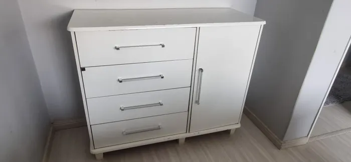 Cômoda branca com 4 gavetas + porta lateral