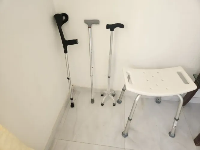 Cadeira e muleta para idoso