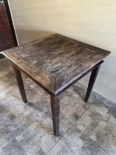 Mesa rústica de madeira maciça