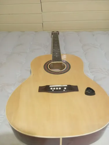 Violão semi-novo sem cordas