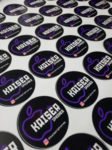 Adesivo com recorte personalizado com sua logomarca para sacolas e embalagens