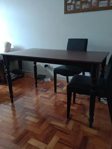 Mesa de Jantar em Madeira Maciça com quatro cadeiras.