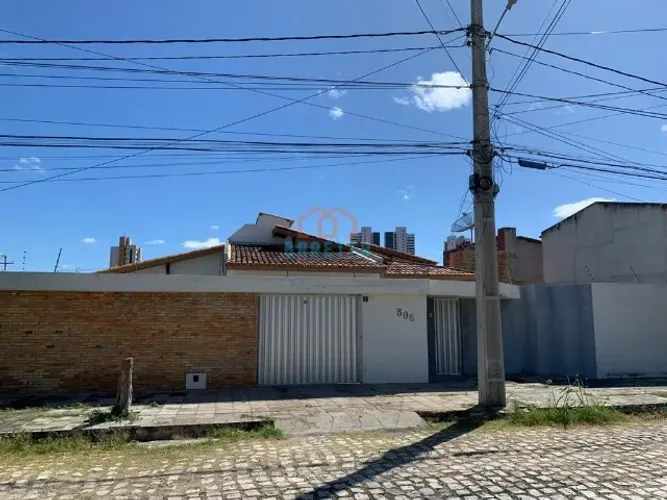 CÓD: 2117. Casa com Piscina e 720 m² para Venda no bairro Aeroporto!