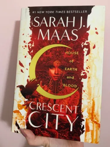 Livro importado: Crescent City: Casa de Terra e Sangue - Sarah J. Maas