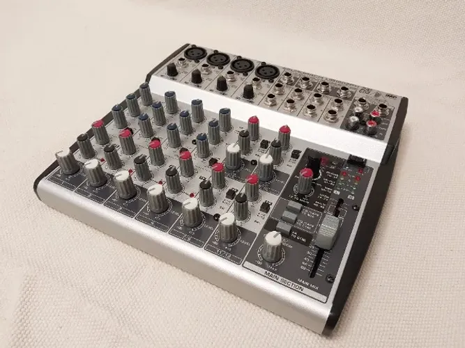 Mesa de Som Behringer Eurorack UB1202FX